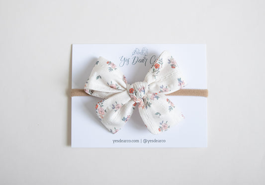 Vintage White Flowers | Small Pinwheel