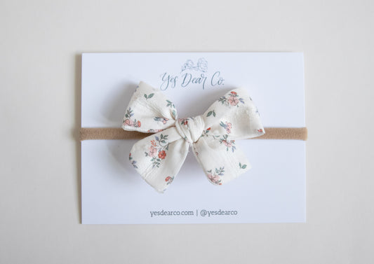 Vintage White Flowers | Small Pinwheel
